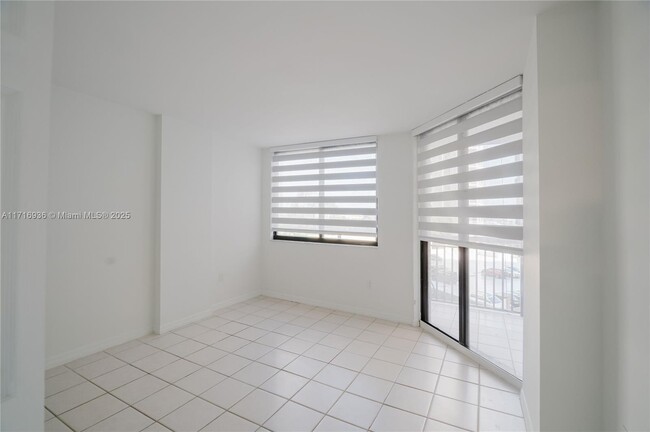 Building Photo - 540 Brickell Key Dr