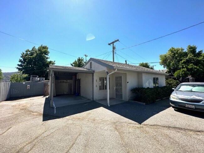 Building Photo - 2+1 Bungalow Cottage-  central a/c, carport, patio, washer/dryer hookups, pet friendly