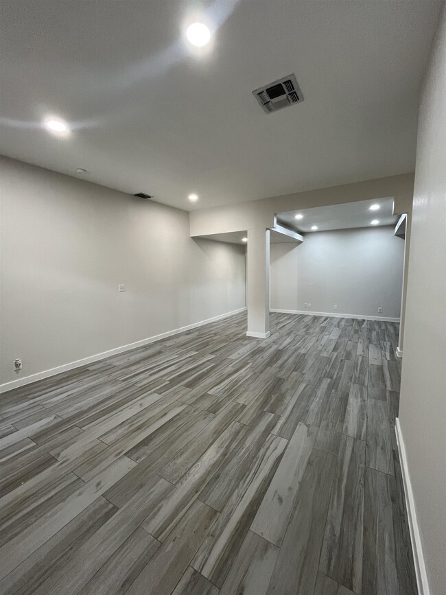 Building Photo - 1800 Country Club Dr