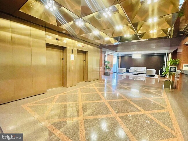 Building Photo - 1530 Key Blvd