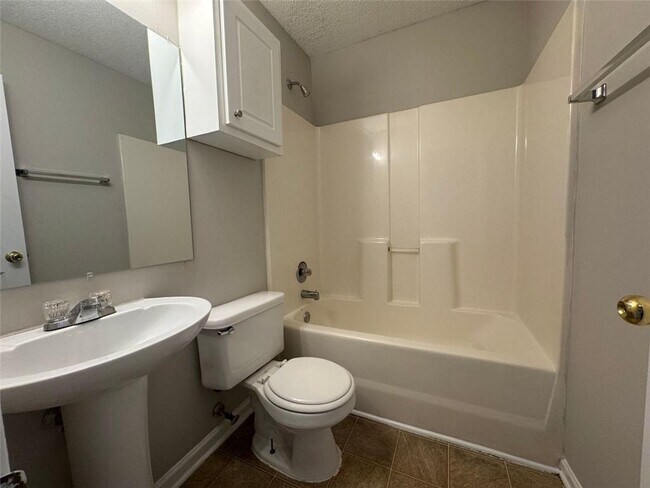 Building Photo - 4044 Robin Cir