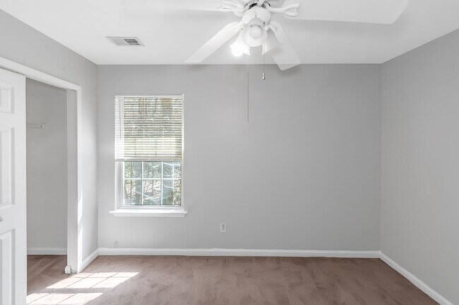 Building Photo - Spacious and inviting