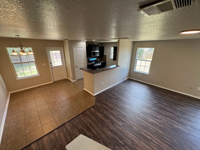 Building Photo - 4-Bedroom Home in Mission Del Lago – Historic South San Antonio
