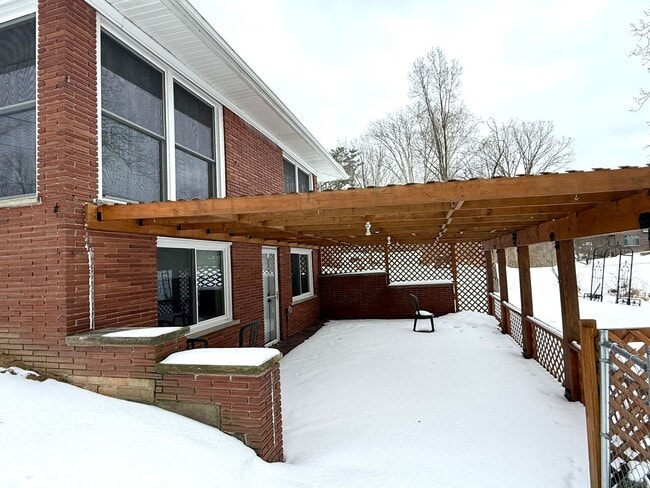 Building Photo - Move-In Ready 2 bedroom, 1.5 bathroom Home in Livonia