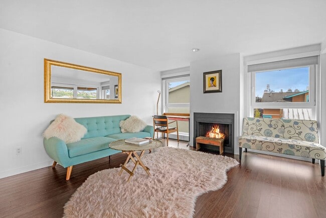 Building Photo - 2 bed 1.5 bath houseboat on Lake Union