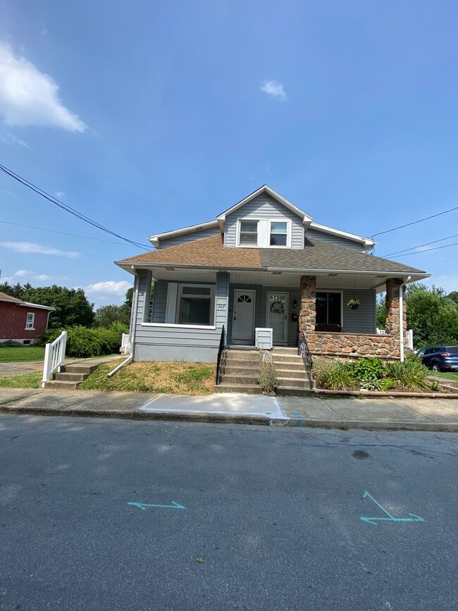Building Photo - Cozy Renovated 2-Bedroom Home in Emmaus – ...
