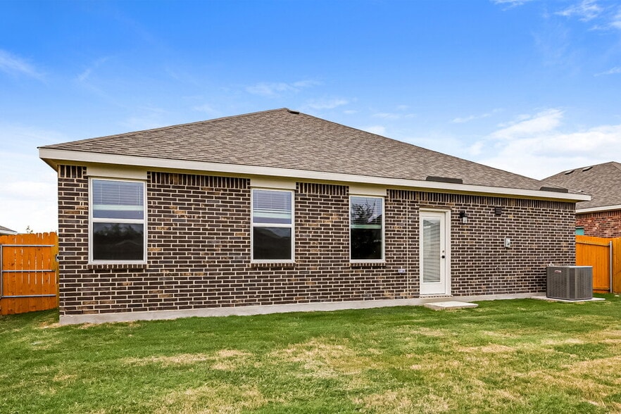 Building Photo - 312 Live Oak Ln
