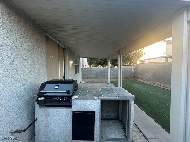 Building Photo - 9551 Green Spruce St