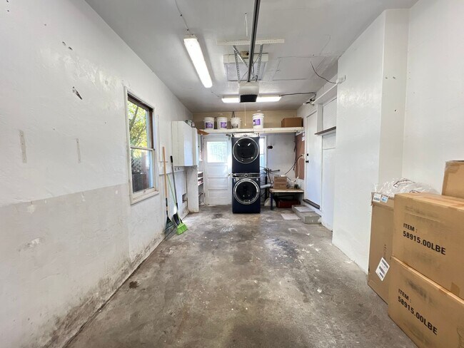 Building Photo - 2 Bedroom/1 Bath Available in Oakland!