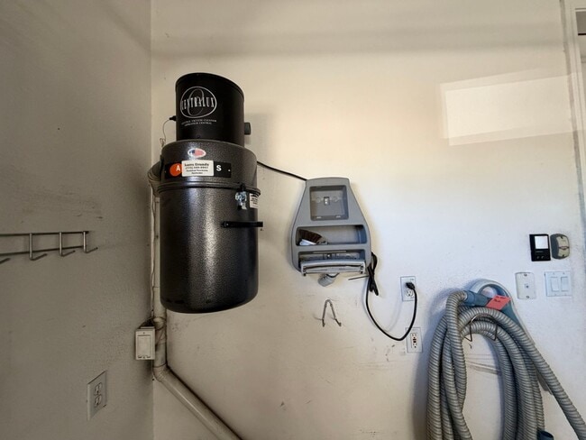 Building Photo - 1199 Manzanita Ln