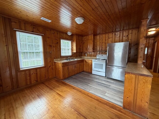 Building Photo - 646 Mill Creek Rd