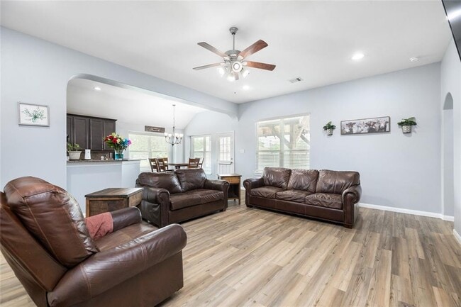 Building Photo - 923 Lake View Dr