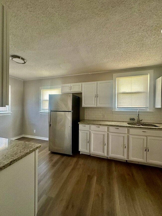 Building Photo - Cute Midtown 3 Bedroom Home For Rent!