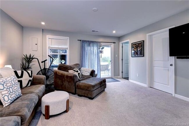 Building Photo - 3 Level Town home with 3 bedrooms and a bonus