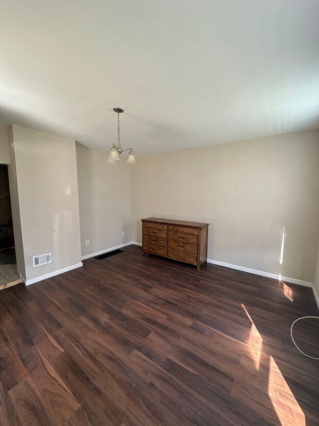 Building Photo - Lovely 2 Bedroom Home