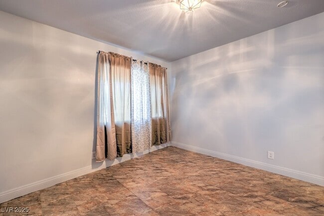 Building Photo - 3701 Pyramid Dr