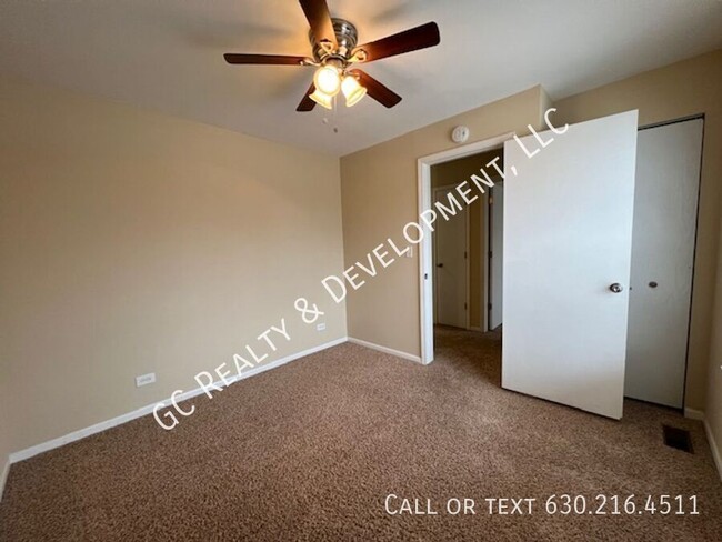 Building Photo - ** 3 BEDROOM / 2.5 BATH / END UNIT / SS AP...