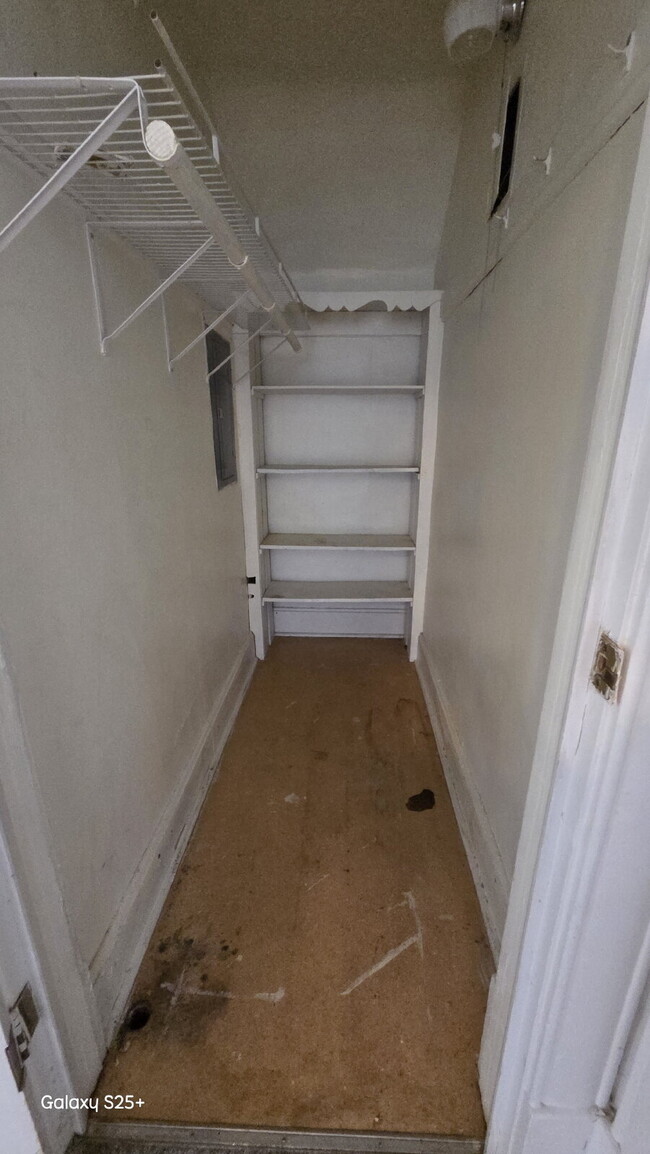 Building Photo - 6 Bed 2 bath FRESH PAINT - Single Family H...