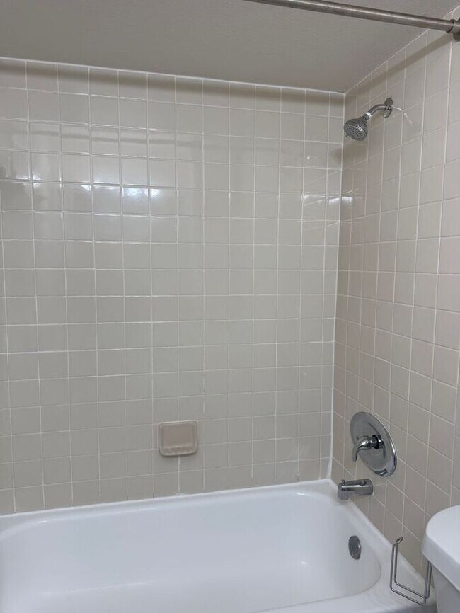 Building Photo - Beautifully remodeled 2/2 condo in Tradewinds, Metrowest!