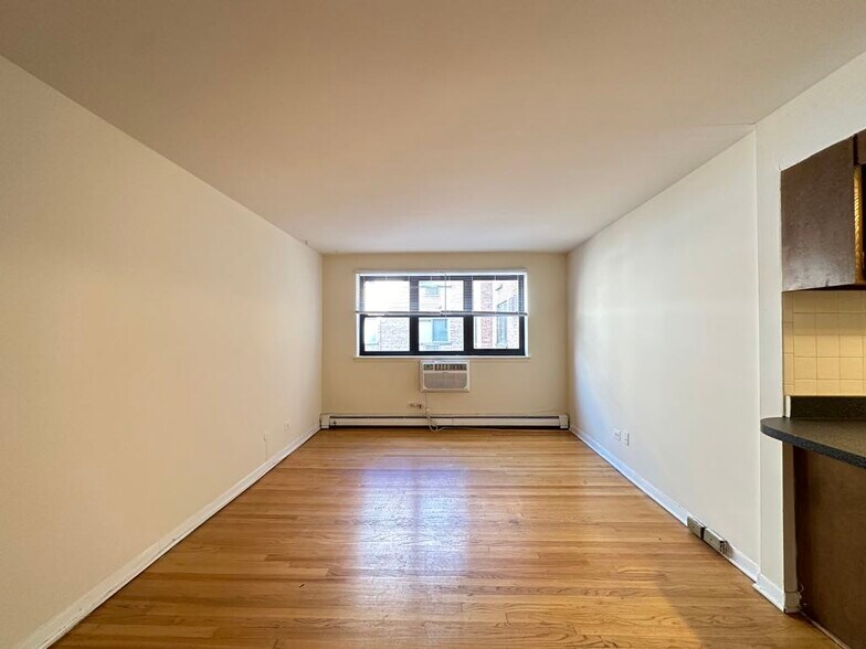 Building Photo - 533 W Aldine Av