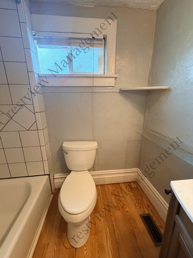 Building Photo - 574-574 N 400 W