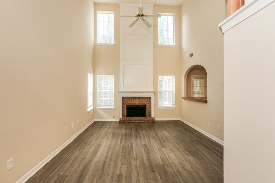 Building Photo - 7604 Broadhurst Dr