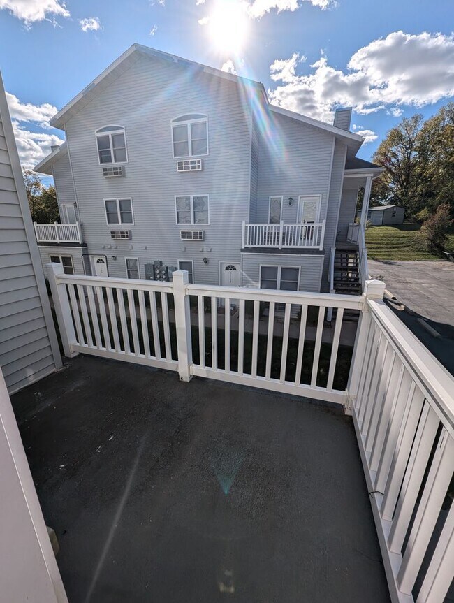 Building Photo - 2 Bedroom/2 Bathroom Townhouse in Fayette!