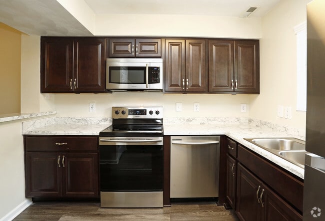 Townhome Kitchen - Beachwood Park Apartments and Townhomes