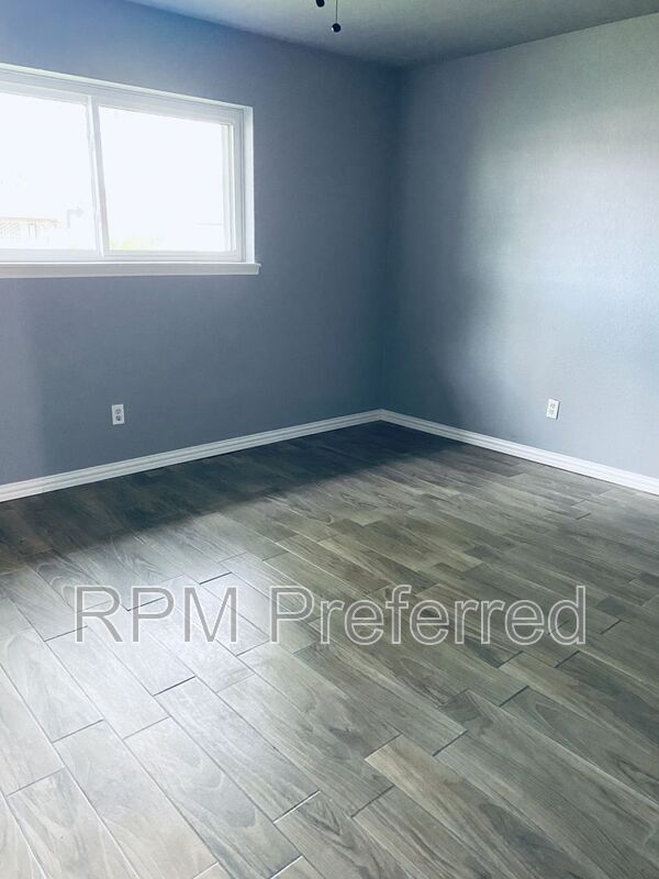 Building Photo - 11910 Hunkler Dr