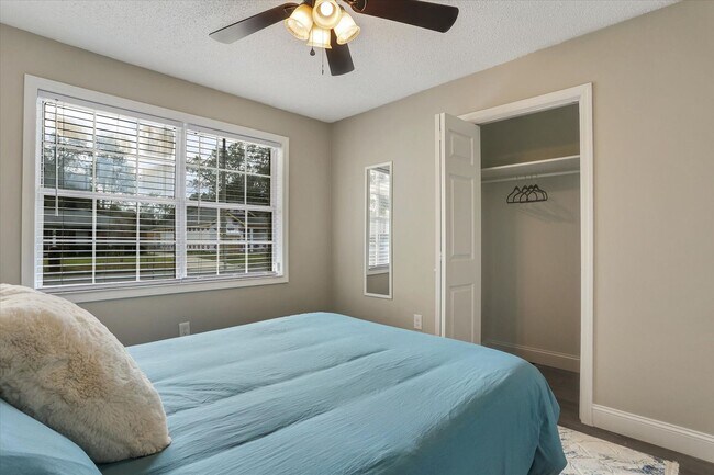 Building Photo - 4 Bedroom, 2 Bath Brick Home in Savannah