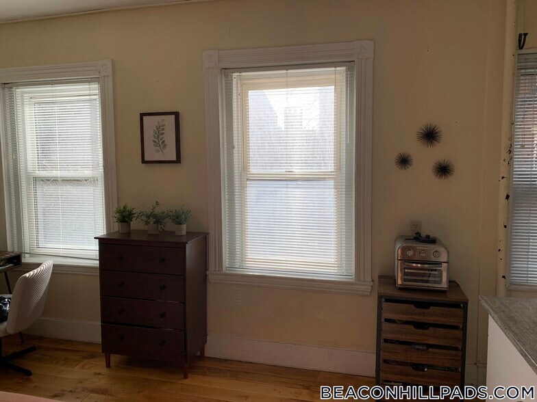 Building Photo - 108 Myrtle St