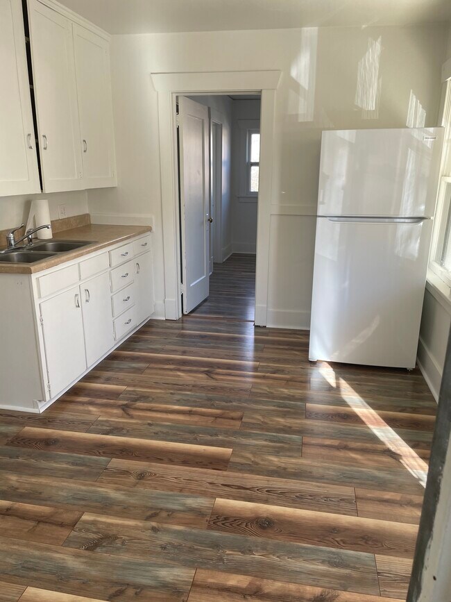 Building Photo - 210 E Pitkin Ave