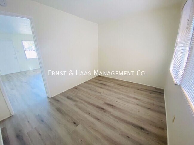 Building Photo - 1442 1/2 E. 4th St.-