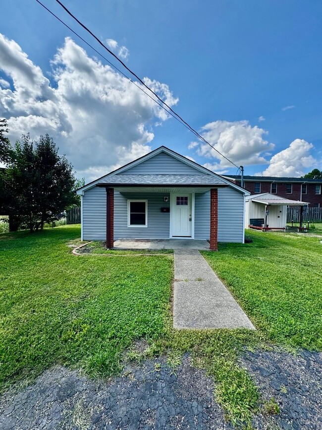Building Photo - 102 Crabtree Dr