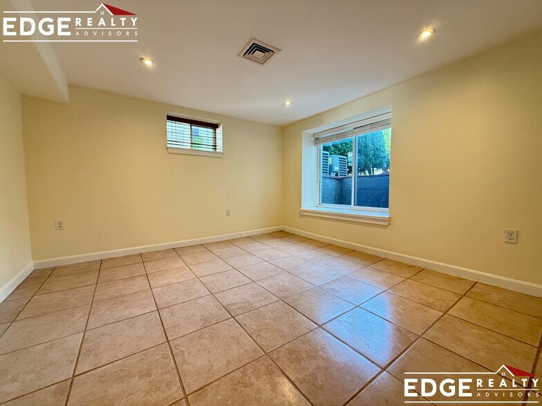 Building Photo - 48 Trapelo St