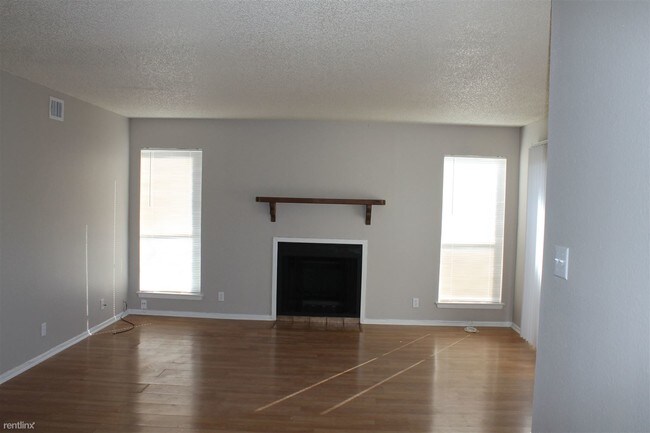 Building Photo - 2 br, 1 bath Apartment - 4243 Family Tree