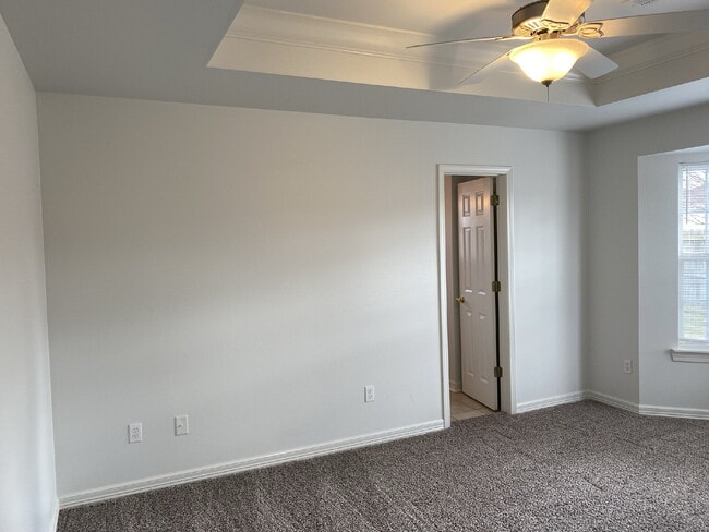 Building Photo - 911 SW Cheyenne Dr