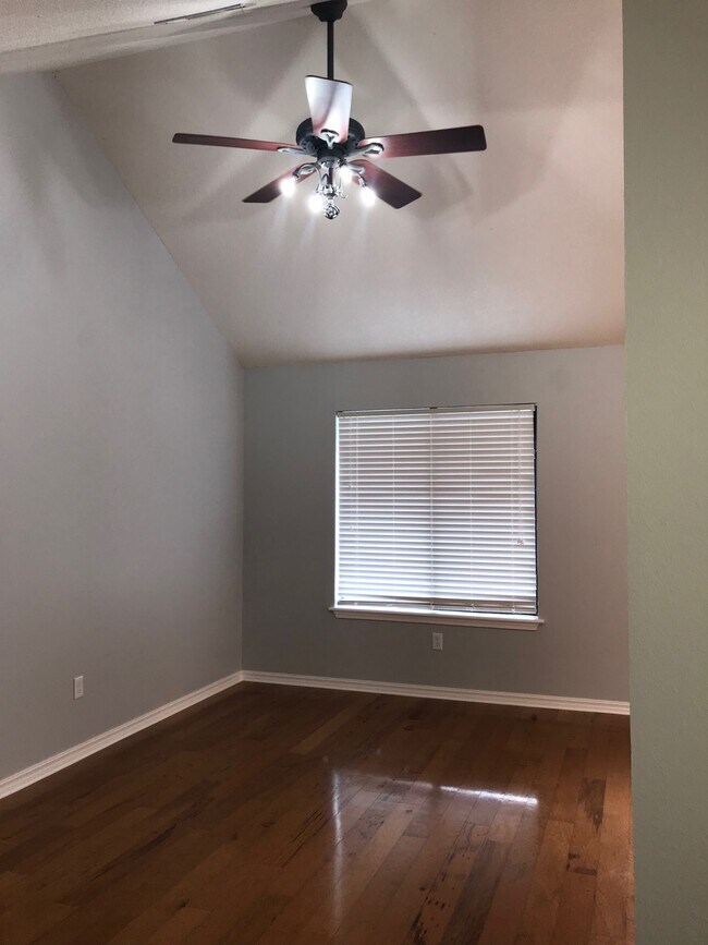 Building Photo - 2010 S Elm St