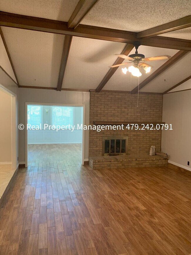 Building Photo - RENT READY! Charming 3 bed 2 bath home in the Eastside of Fort Smith!