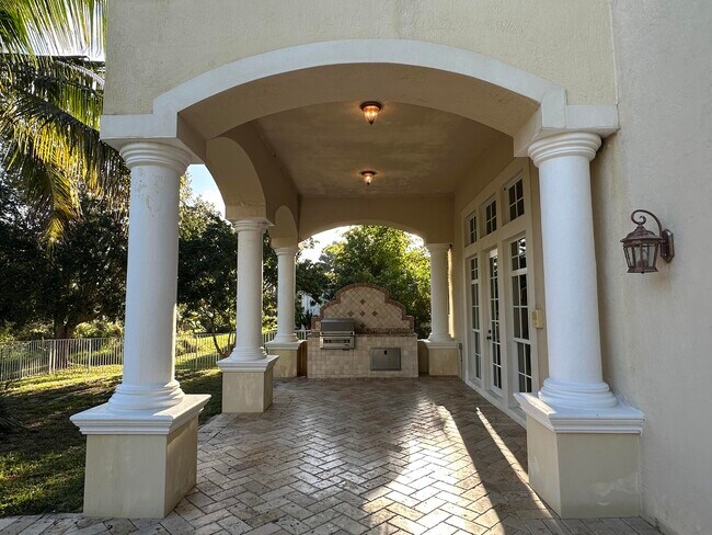 Building Photo - 476 SW Squire Johns Ln