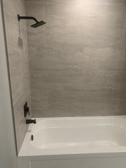 Oversized Tub - 511 Lucerne Ave