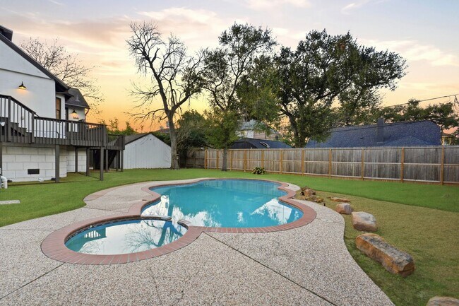 Building Photo - Beautiful Houston Home Featuring a Private Pool