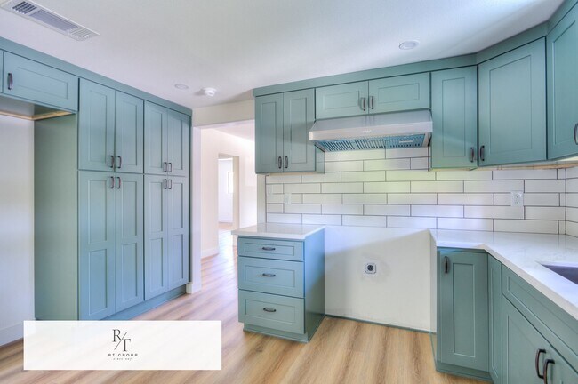 Building Photo - Fully Upgraded Spacious 3-Bedroom Unit in Prime Arcadia Location