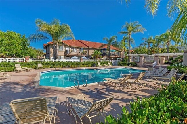 Building Photo - 2 Bed, 2 Bath Upper End Unit in Beautiful ...