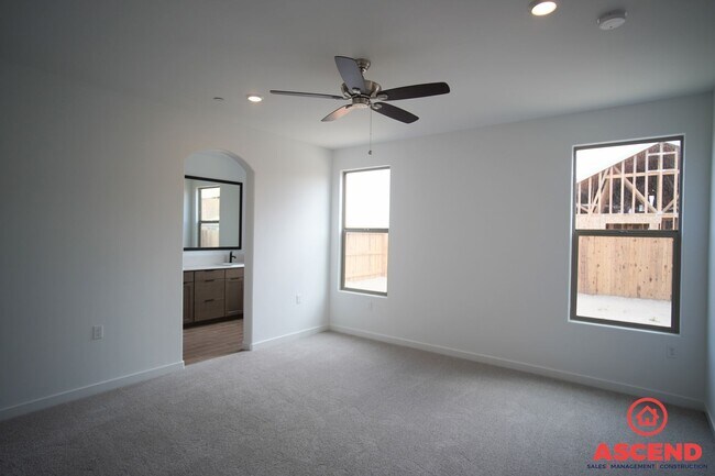 Building Photo - Stunning Home Off of Gosford and McCutchen!