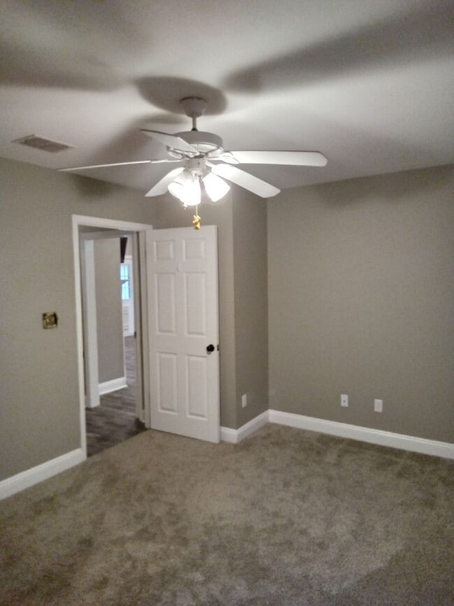 Building Photo - ****Woodlake South****MUST SEE**