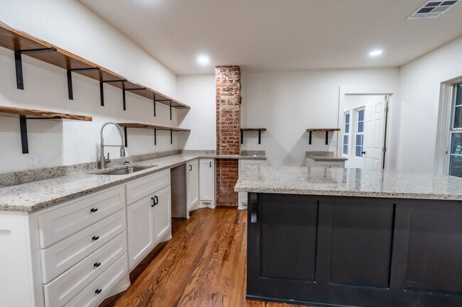 Building Photo - 345 S Zunis Ave
