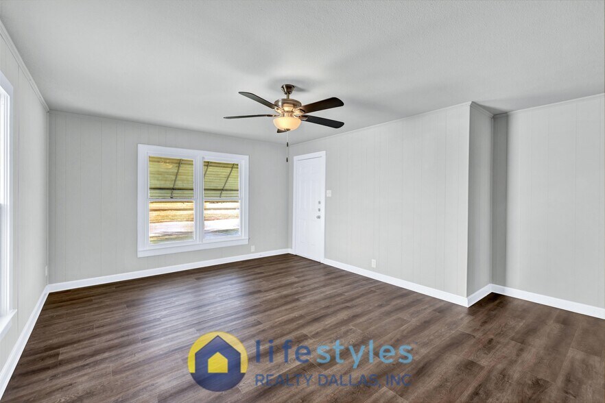 Building Photo - 907 NW Main St