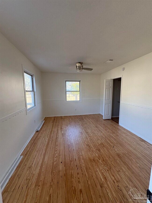 Building Photo - 326 W Sunset Ave