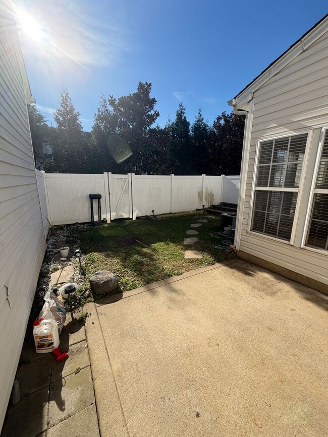 Building Photo - Charming 3BR Townhome in Sought-After Harrisburg Town Center